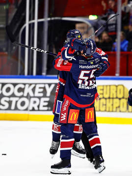 Linköpings Arvid Aronsson lyfter upp Jesper Pettersson och