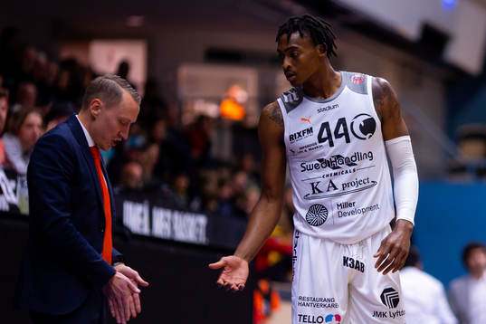 Norrköpings Karl Gamble pratar med coach Mikko Riipinen