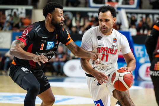 Borås Christopher McKnight och Uppsalas Isaiah Powell