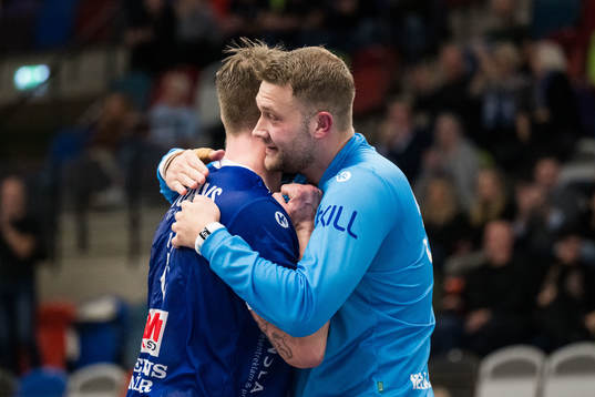 Hallbys Martin Mårtensson och målvakt Markus Holmen jublar