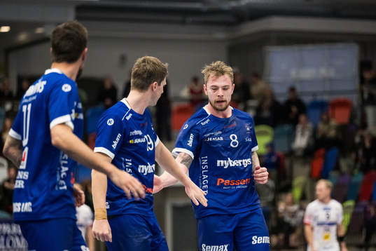 Hallbys Andreas Söderman och Martin Mårtensson jublar