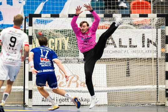 Hallbys Charles Hugosson gör mål på HK Malmös målvakt