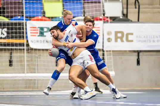 Hallbys Robin Svensson och Hampus Söderman försvarar mot