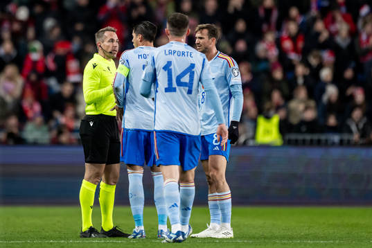 Referee Tobias Stieler speaks to Álvaro Morata of Spain