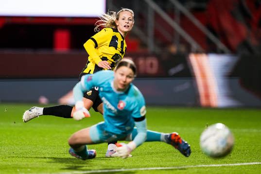Anna Anvegård of Häcken scores the 1-1 goal