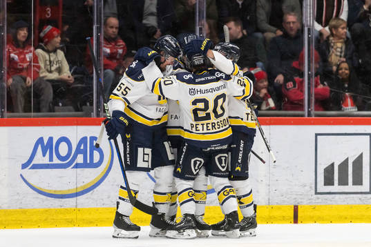 HV71s Anton Strålman jublar med lagkamrater