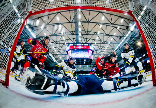 HV71s Mattias Tedenby och Örebros Milton Oscarson