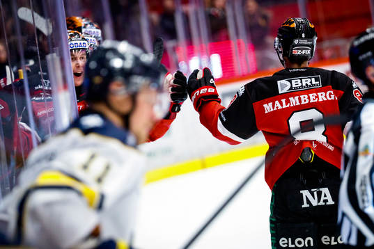 Örebros Samuel Johannesson gör 1-0 och jublar med Robert