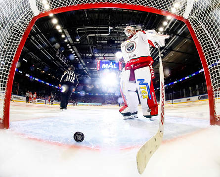 Frölundas målvakt Frederik Dichow deppar