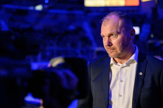 HV71s klubbdirektör Johan Lindbom innan ishockeymatchen i