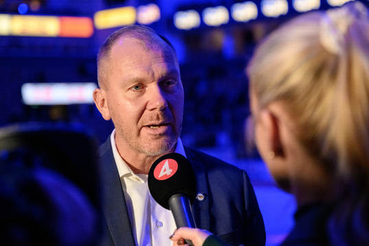 HV71s klubbdirektör Johan Lindbom blir intervjuad innan