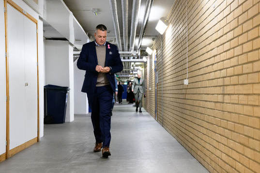 HV71s tränare Tomas Montén deppar