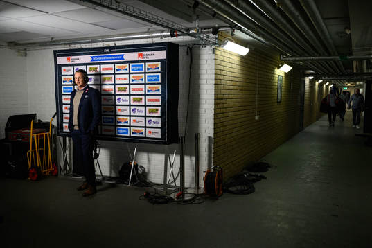 HV71s tränare Tomas Montén blir intervjuad