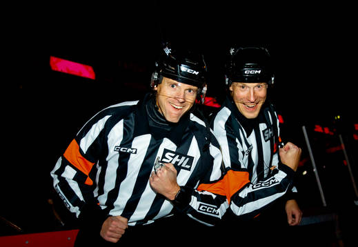Domarna Tobias Björk och Mikael Andersson
