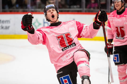 Örebros Robert Leino jublar