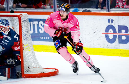 Örebros Emil Larsson och Linköpings målvakt Marcus