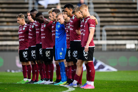 Västerås SKs  spelare vid en tyst minut