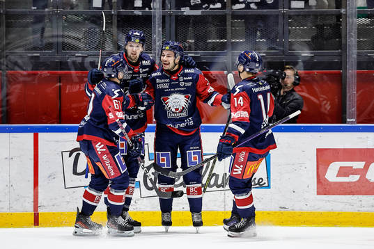 Linköpings Ty Rattie jublar med William Worge Kreü