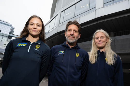 Olivia Mellegård, head coach Tomas Axnér and Nina Koppang