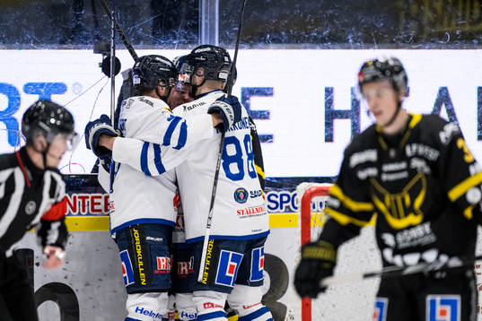 Karlskogas Hampus Plato jublar 0-2
