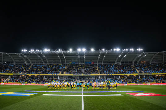 The players at line up