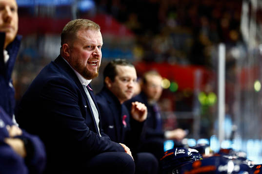 Linköpings tränare Klas Östman nder ishockeymatchen i