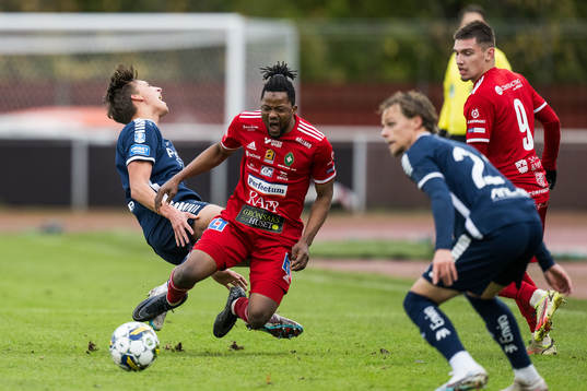 Utsiktens Wilhelm Nilsson och Skövde AIKs Azeez Temitope