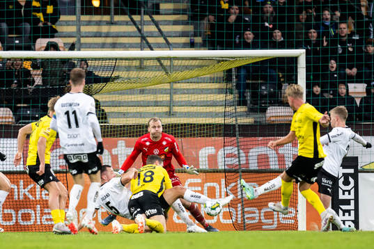 Mjällbys Herman Johansson med en målchans