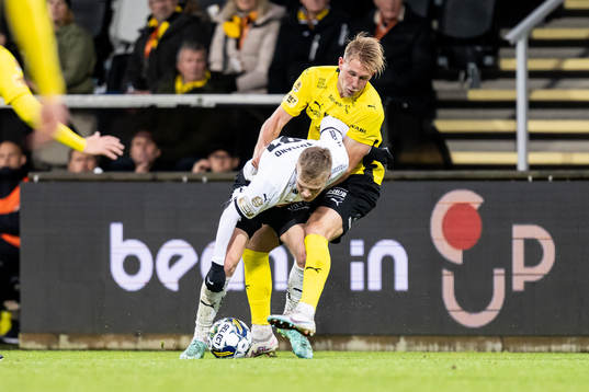 Mjällbys Herman Johansson och Häckens Tomas Olai Totland