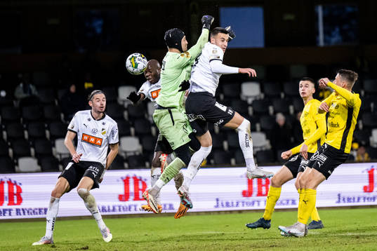 Häckens Edward Chilufya gör 1-3 mot Mjällbys målvakt