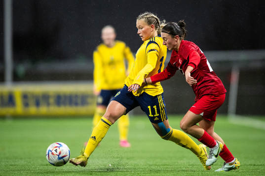 Tilda Sandén of Sweden and Beril Beceren of Turkey