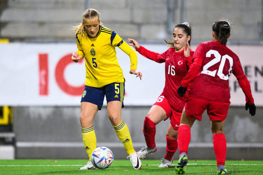 Smilla Holmberg of Sweden and Tuana Senturk of Turkey