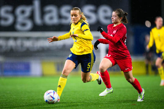 Smilla Holmberg of Sweden and Tuana Demirbas of Turkey