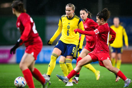 Sara Frigren of Sweden and Tuana Yilmaz of Turkey