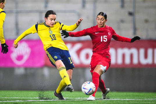 Victoria Svanström of Sweden and Yuna Demir of Turkey