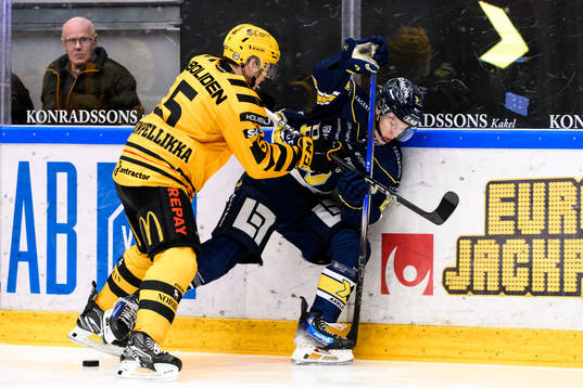 Skellefteås Axel Sandin Pellikka och HV71s Oscar Fisker