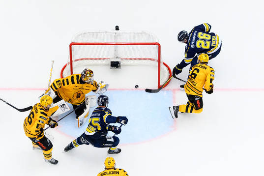 HV71s Tommi Tikka gör 3-1 bakom Skellefteås målvakt