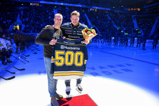 HV71s Simon Önerud uppmärksammas för sina 500 matcher i