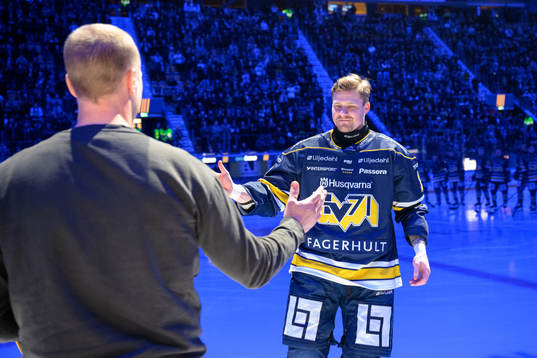HV71s Simon Önerud uppmärksammas för sina 500 matcher i