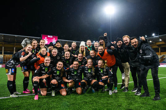 Örebros spelare jublar