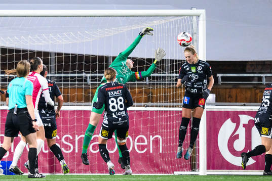 Örebros målvakt Tove Enblom och Regan Steigleder