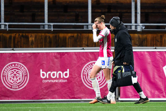 IK Uppsalas Julia Ragnarsson lämnar planen