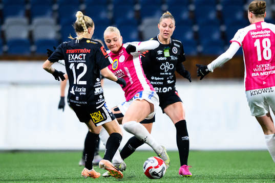 IK Uppsalas Klara Folkesson och Örebros Hannah Davison
