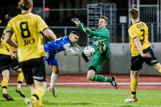 Oddevolds Oscar Iglicar Berntsson och Ahlafors målvakt