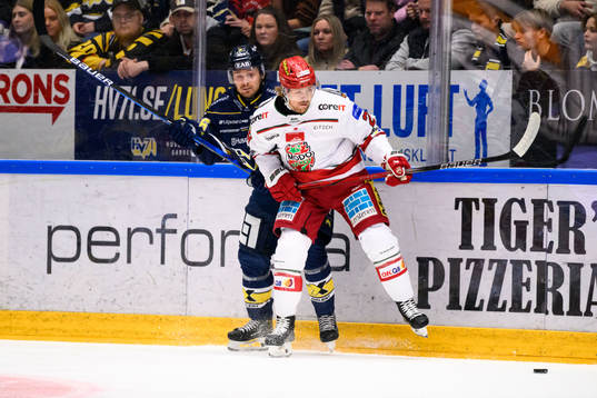 HV71s Fredrik Forsberg och MoDos Mikkel Aagaard