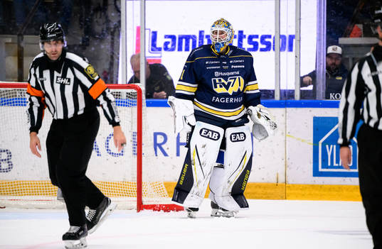 HV71s målvakt Joni Ortio tittar