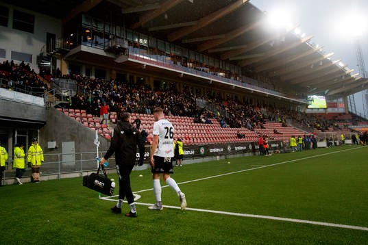Örebros Axel Oskar Andrésson lämnar skadad