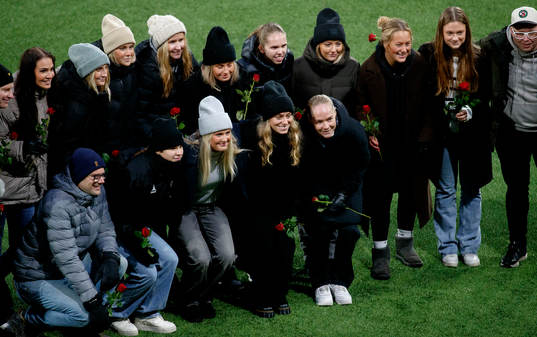 s damer hyllas i paus