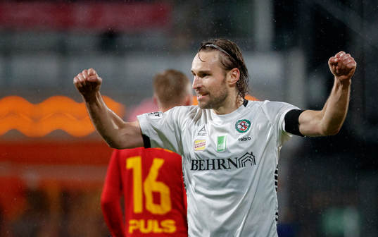 §231104 Örebros Kevin Walker jublar vid 3-1