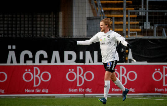 Örebros Kalle Holmberg jublar